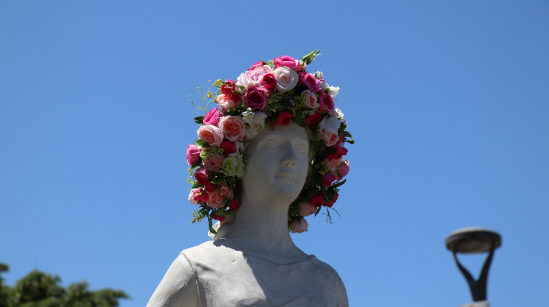 美しい花冠を被る石像