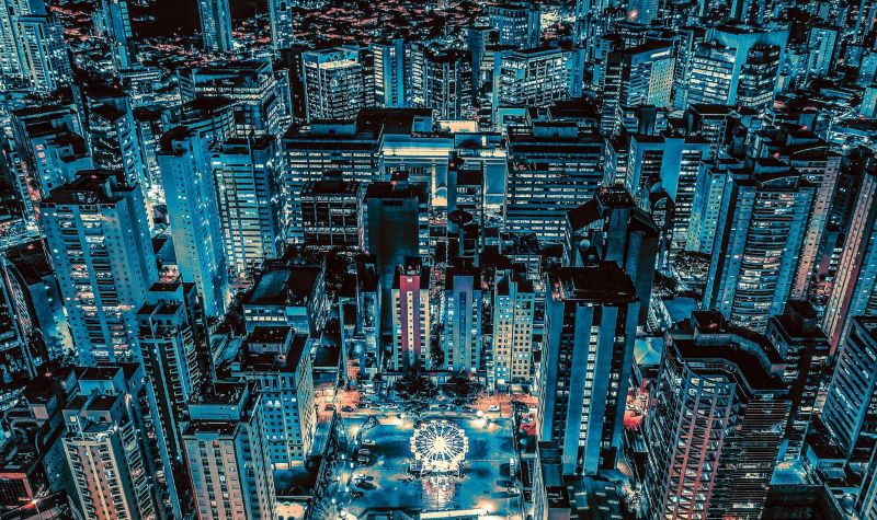 青い夜景の大都市の俯瞰写真