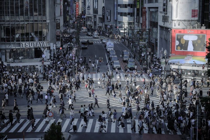 近未来的な渋谷のスクランブル交差点を渡る人々