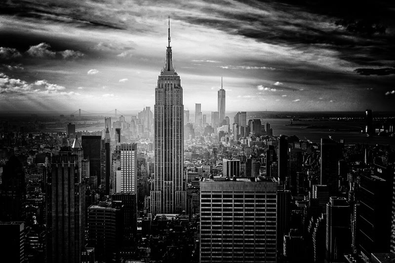 モノクロのコントラストの強い、エンパイアステートビルとニューヨークの写真。