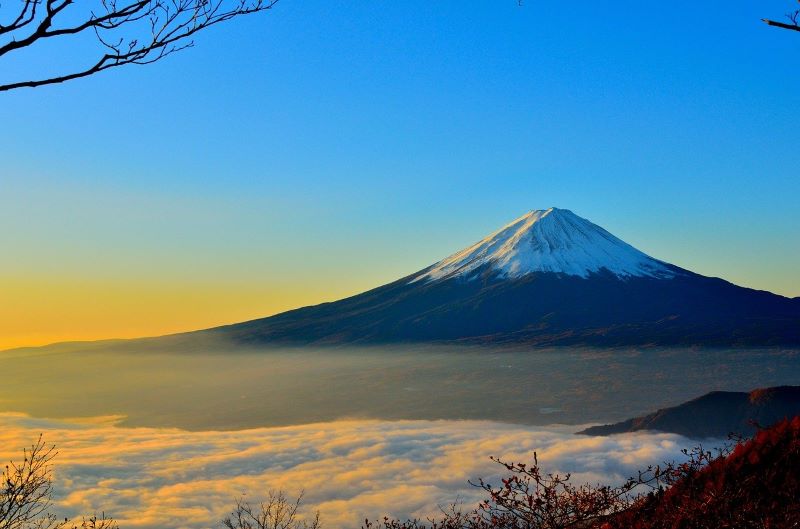 青空と富士山と雲の海。