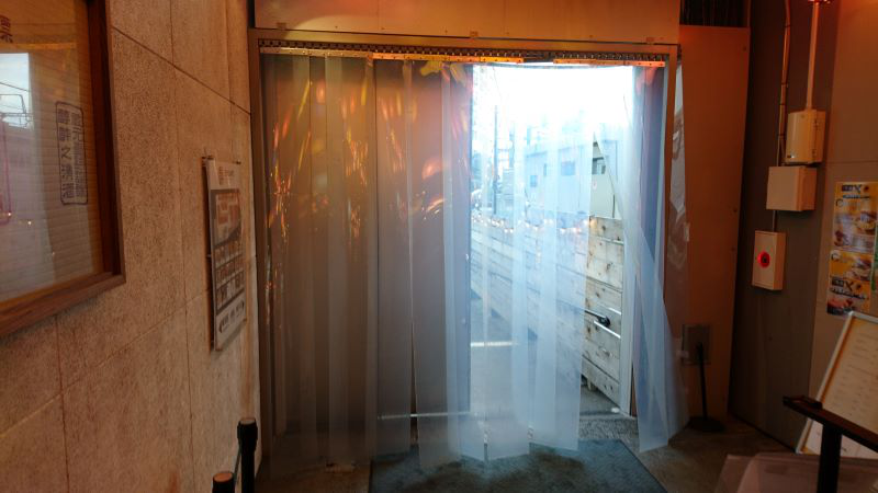 横浜「アソビル」のプラスチック・ストリップカーテン。