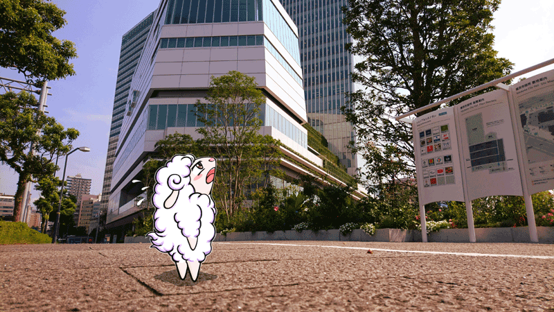 横浜市役所（新庁舎）を見上げるふわふわ生物。