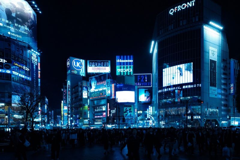 夜の青いネオンの渋谷スクランブルの写真。