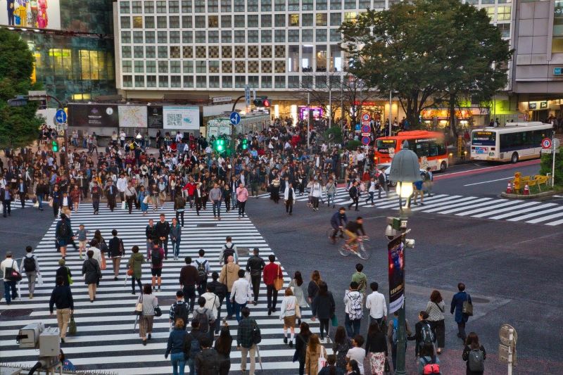 夕方の渋谷スクランブルの写真。
