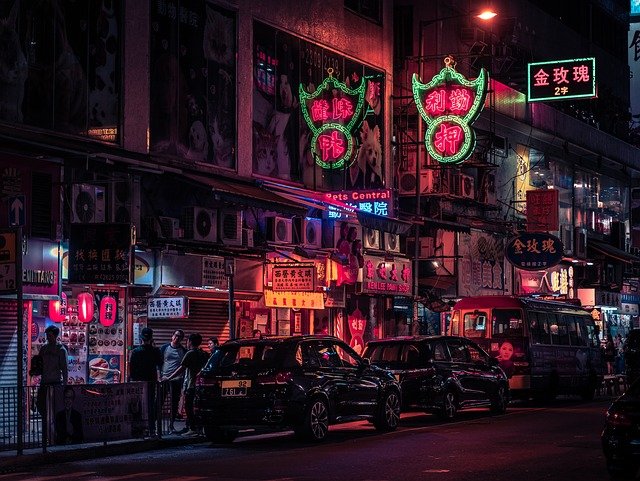 暗い雰囲気の香港の夜のネオン街の写真。