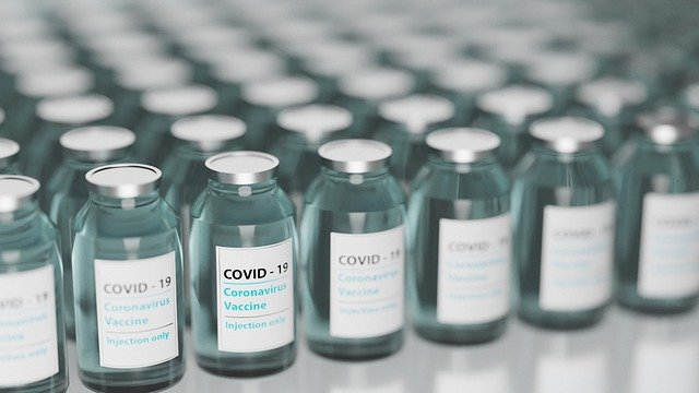 COVID-19のワクチンの入ったボトルが大量に並ぶイメージ写真