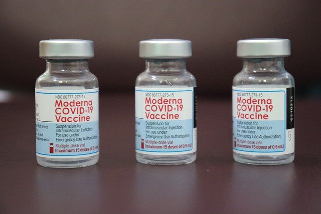 モデルナワクチン（COVID-19）の瓶が３つ机上に置かれた写真。