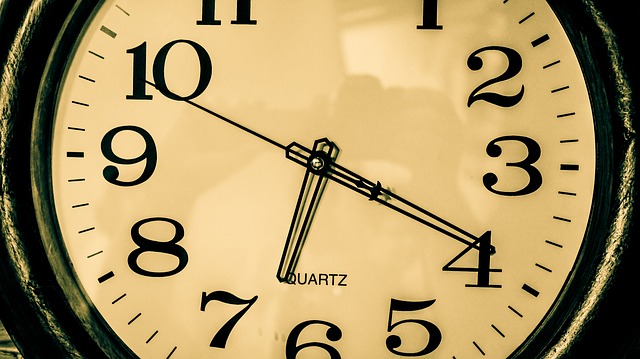６時１９分を指す古いQUARTZの時計のアップ写真。